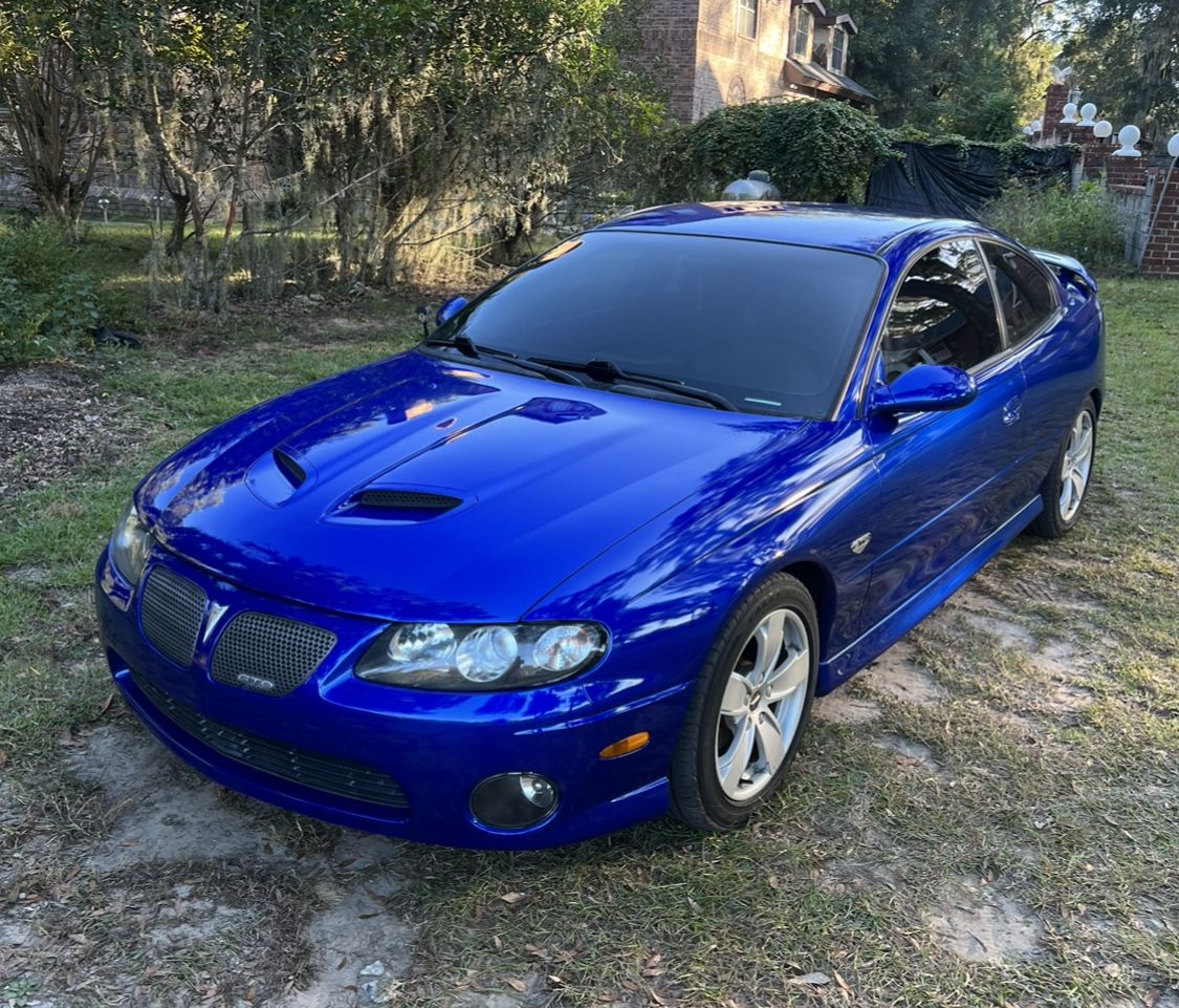 Blue muscle car, side view